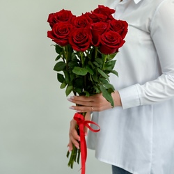 9 высоких красных роз